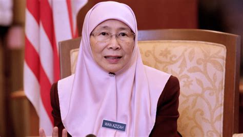 Mantan perdana menteri malaysia mahathir mohamad kembali membuat pernyataan kontroversial. Akankah Wan Azizah Menjadi Perdana Menteri Perempuan ...