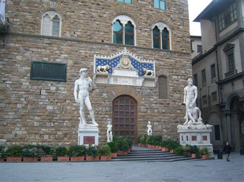 Poseur The Copy Of Michelangelos David In Piazza Signoria Florence