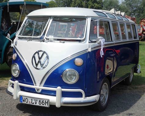 The mesh ist not all quads, but it works. VW T1 Samba steht bei der Oldtimerausstellung in ...