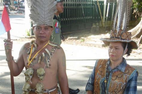 Gambar Kepala Suku Dayak Kalimantan