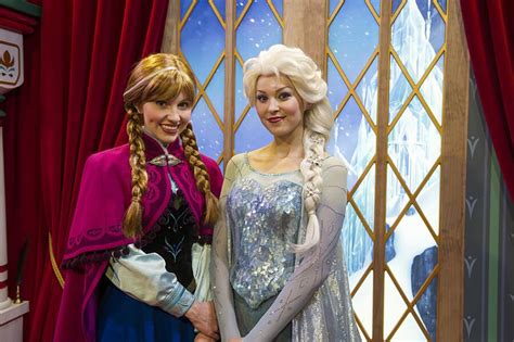 Spoiler Alert Anna And Elsa Meeting In Frozen Outfits At Epcot Today Inside The Magic