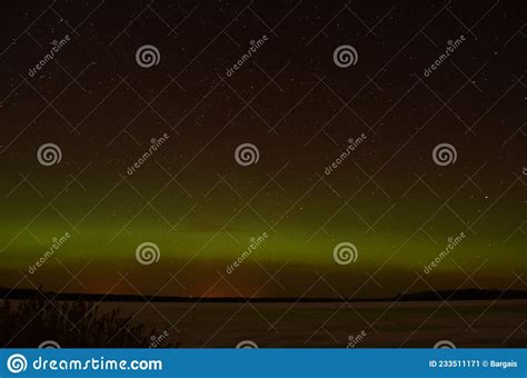 Aurora Borealis Las Luces Del Norte En El Lago Latvia Imagen De Archivo