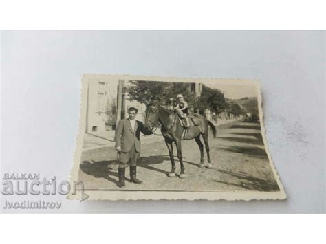 Снимка Мъж и малко момченце с кон на улицата Стари снимки Изделия от хартия balkanauction