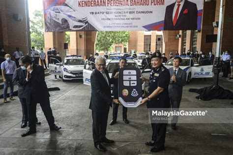 Case against those who claimed guan eng's son. Datuk Seri Hamzah Zainudin Serah Kenderaan Peronda Baharu PDRM