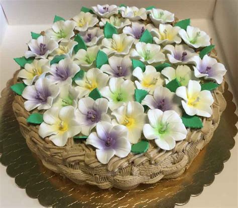 Con questo video iniziamo un'altra avventura (vi ricordiamo che il canale am makeup bijoux è sempre attivo).questa volta legata alla. Torta decorata cestino di fiori - Lalunanellamiacucina