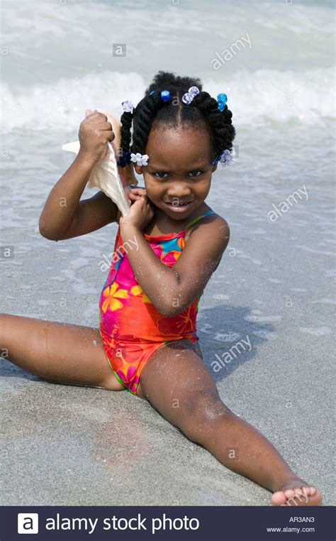 Ein Junge Sitzt Afroamerikanische Kind Am Strand In Spielt Ein Bunten
