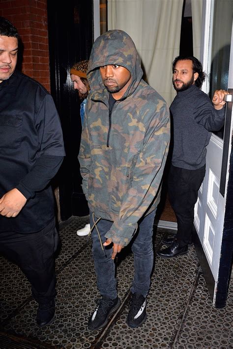 Anfrage Silhouette Verschreiben Kanye West Wearing Yeezy 350 Erfahrene
