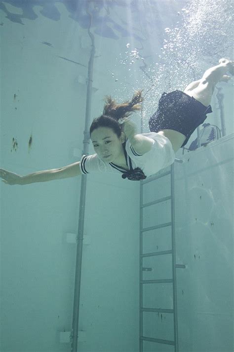 Pin on ポーズ 水中 Underwater pose