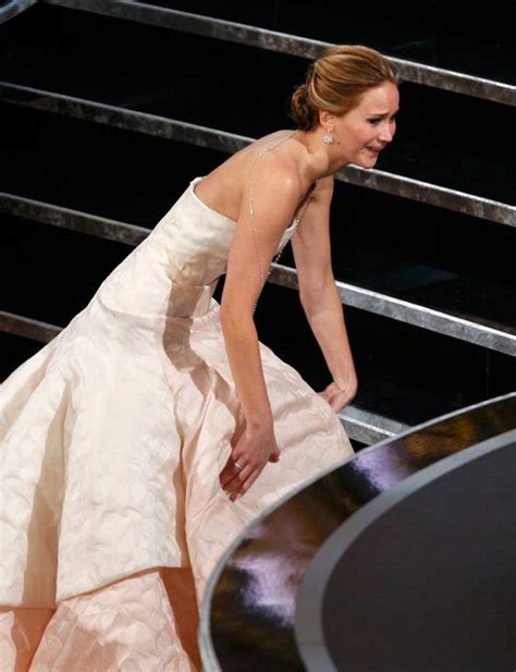 Jennifer Lawrence Funny Pics Of Falls At Oscars Jennifer Lawrence