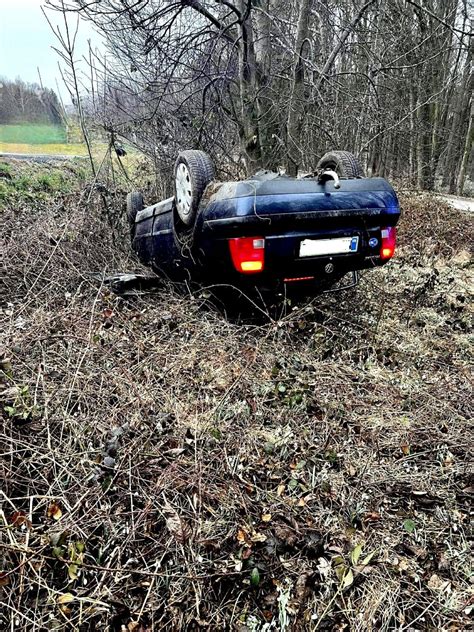 Vozilo zapeljalo s cestišča in se prevrnilo na streho ena oseba