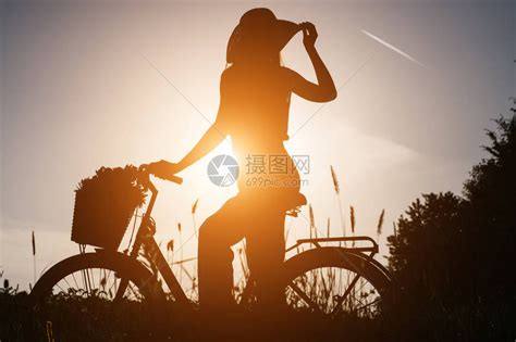妇女户外坐在老式自行车上高清图片下载 正版图片506124084 摄图网