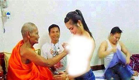 Foto Biksu Remas Dada Wanita Thailand Hebohkan Netizen Kang Cepot