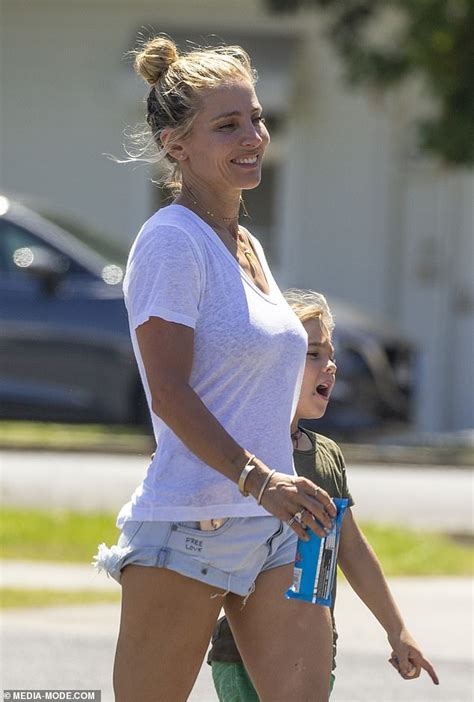 Elsa Pataky Shows Off Her Natural Beauty As She Steps Out Makeup Free For A Stroll Duk News