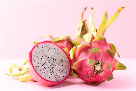 Sárkánygyümölcs Vagy Pitaya Rózsaszín Trópusi Gyümölcsön témájú stock ...