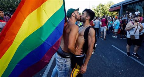 europa [fotos] madrid se llena de colores por marcha del orgullo gay noticias el comercio perÚ