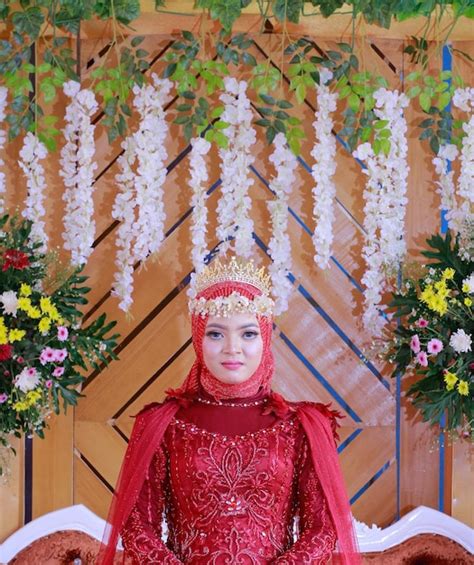Premium Photo A Woman Dressed In A Very Beautiful Red Muslim Wedding Dress