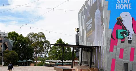 Victoria will go into a five day snap lockdown from saturday to wednesday after an outbreak of cases stemming from the holiday inn quarantine hotel at melbourne airport. Victoria state to end snap lockdown, allow fans at ...