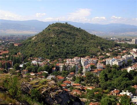 Скали падат от тепетата в Пловдив, заплашват хора и къщи - СНАЙПЕР-БГ