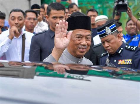 He entered the prime minister's office at 8am to begin his muhyiddin was greeted by chief secretary to the government mohd zuki ali before being taken to level 5, which houses the prime minister's office. Perdana Menteri Tan Sri Muhyiddin Yassin solat Jumaat