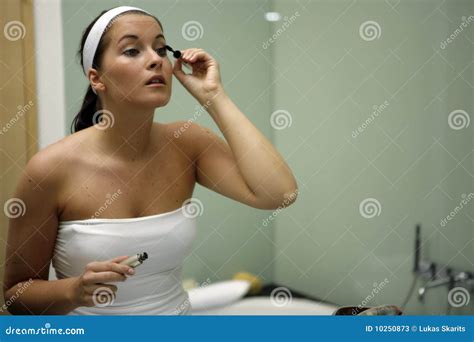 junge attraktive frau die im badezimmer fertig wird stockbild bild von wimperntusche