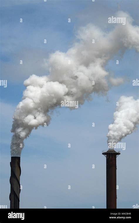 Emisión De Gases Tóxicos A La Atmósfera Fotografía De Stock Alamy