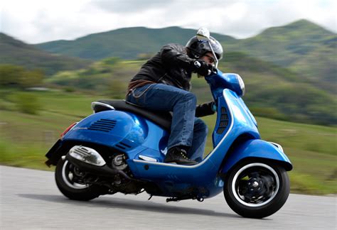 It comes with the option of a variable speed transmission gearbox. 2015 Vespa GTS 300 Super ABS Review - First Ride