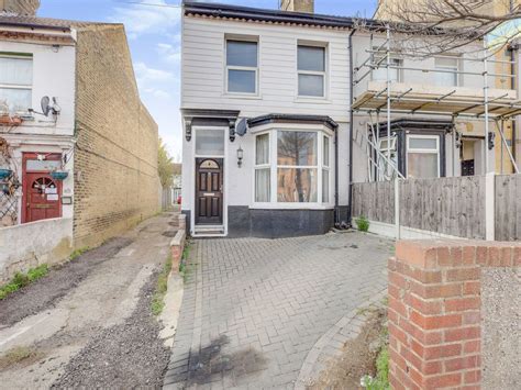 2 Bed Semi Detached House For Sale In Southchurch Avenue Southend On