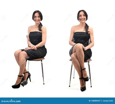 Mulher Sentada De Pernas Cruzadas E Sem Ser Cruzada Imagem De Stock Imagem De Longo Cadeira