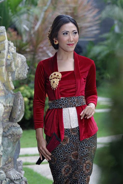 Model Kebaya Kain Sari Bali