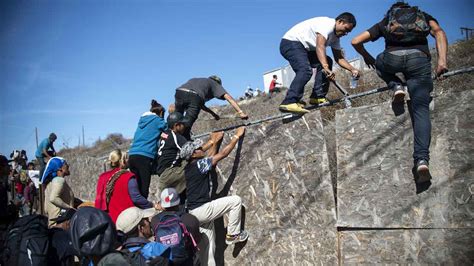 Migrantes Intentan Cruzar La Frontera De Eeuu Por La Fuerza