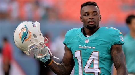 Jarvis Landry becomes first Dolphins player with 100 catches in a 