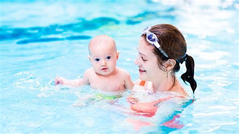 Ihr baby kann kurz nach der geburt seinen kopf selbstverständlich noch nicht selbständig halten. Babyschwimmen: Ab wann sind Kurse sinnvoll? - NIVEA