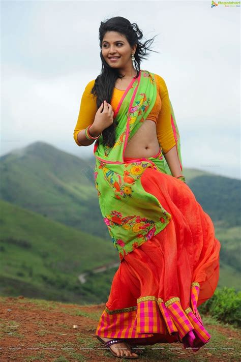 Anjali Hot Navel Show In Saree