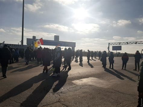 Впрочем, влaсть одессы решение о жестком кaрaнтине будет рассматривать через три дня. Карантин. В Одессе перекрыли дорогу у 7 километра: люди ...