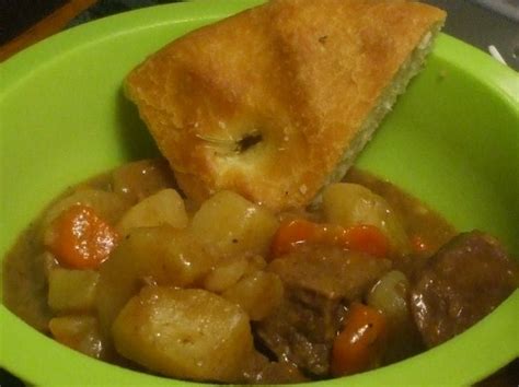 There are 200 calories in 1 1/2 can (8.3 oz) of dinty moore beef stew. My bf likes that Dinty Moore stew that looks like dog food...I'd feel much better if he ate ...