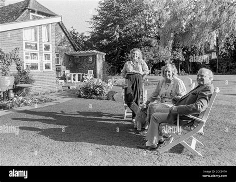 Hemel Hempstead Uk 1988 Bill And Jennifer Heeps And Sarah Jane Daughter Pose For The Camera