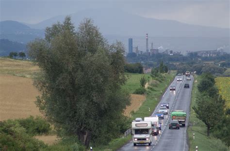 Leží na levém břehu řeky labe na severním konci polabské nížiny a na jižním úpatí českého středohoří. Lovosice