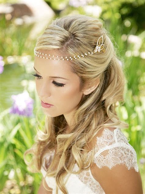 Pour un effet bohème, on opte pour des cheveux lâchés, le tout assorti de bijoux de tête ou d'une couronne de fleurs. coiffure mariage headband - Recherche Google | Coiffure ...