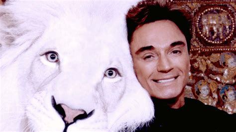 In the 2008 biography of the pair, the secret life of siegfried and roy: Roy Horn Dead: Big Cat-Loving Siegfried & Roy Illusionist ...