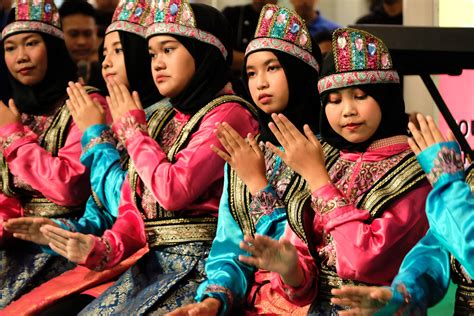 Deskripsi toko ria busana jakarta. 6 Keunikan Tari Saman, Tarian Khas Aceh | Juara 1 Dunia