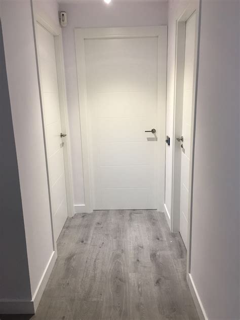 Instalación de puertas de interior lacadas en blanco modelo 9007
