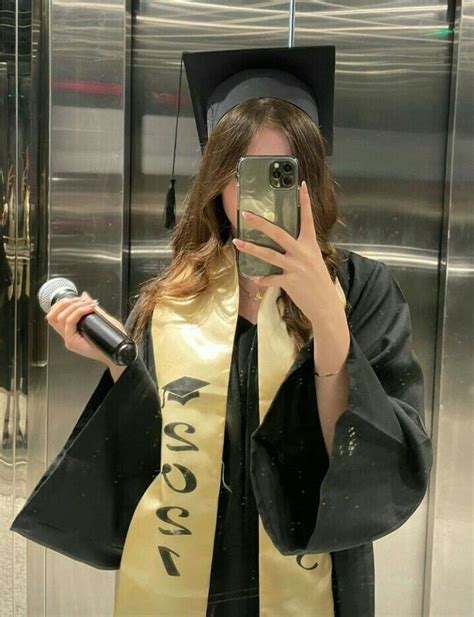 Pin By 𝑗𝑎𝑛𝑎 ☽︎ On Graduate👩🏻‍🎓 Graduation Picture Poses Girl Graduation Pictures Graduation