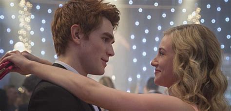 Elizabeth cooper is one of the main characters appearing in american comic books published by archie comics. Riverdale : Archie et Betty seront-ils en couple dans la ...