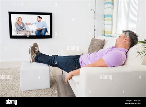 Reifer Mann Schlafend Auf Dem Sofa Beim Fernsehen Zu Hause