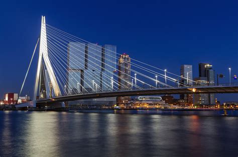 Erasmus Bridge And River Meuse In Rotterdam Stylen Sie Mit Einem
