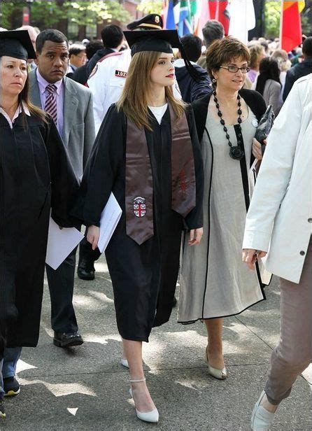 Emma Watson Celebra Su Graduación En Brown