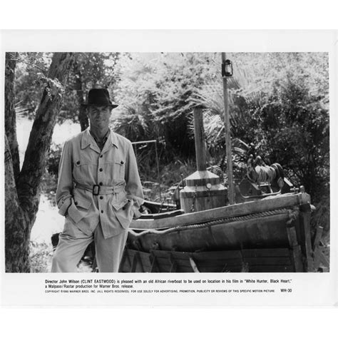 Ainsi alors quilentreprend le tournage dune superproduction en afrique. Photo de presse de CHASSEUR BLANC CŒUR NOIR N2