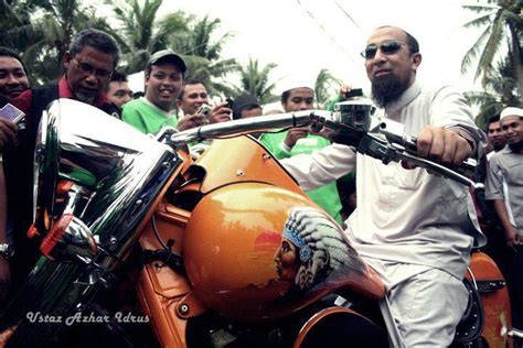 Bila berkahwin, sudah kena suap mulut dua orang. Siapakah Ustaz Azhar Idrus? | мŘäҖŽĽän