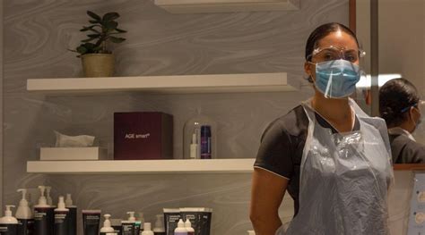 Beauty Therapists How To Correctly Wear And Remove Ppe
