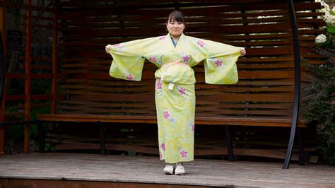 Heres How To Properly Wear A Yukata A Japanese Summer Essential